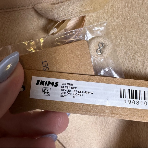 SKIMS Velour Long Sleeve Sleep Shirt Honey Medium NWT Soft Lounge Pajama Top - Picture 13 of 13